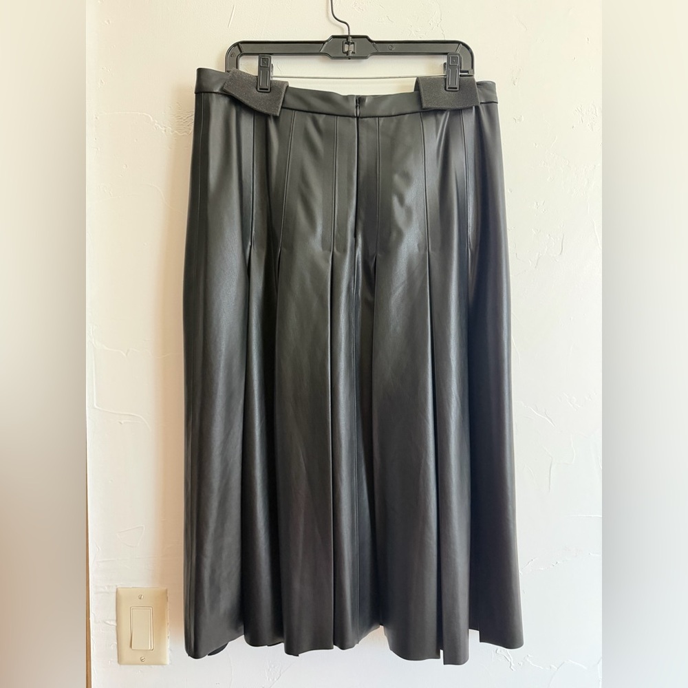 Veronica Beard
Herson Vegan Leather Pleated Midi Skirt
NWT
BLACK
SIZE 12 - Picture 4 of 9